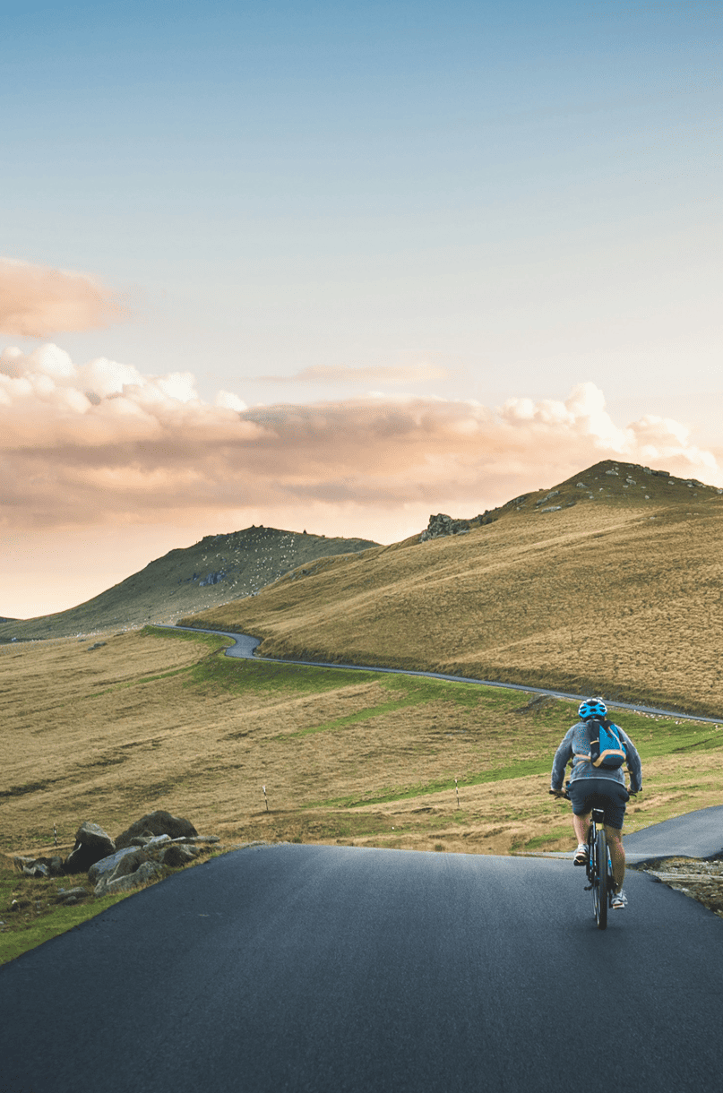 cycliste roulant en montagne